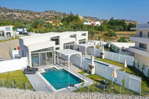 阿凡杜Pantheon Luxury Villas Rhodes Island的享有带游泳池的房屋的空中景致