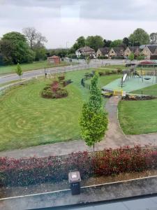 班伯里Guest House - oxfordshire的享有公园美景,设有网球场