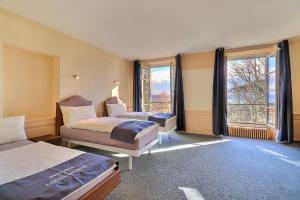 OnnensHôtel Restaurant Bellevue的酒店客房设有两张床和大窗户