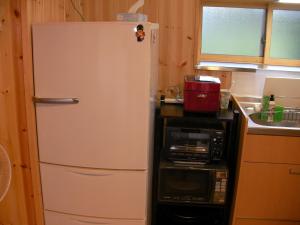 郡上市Gujo Cottage Ryukobashi no Hotori - Vacation STAY 88697v的厨房配有白色冰箱,配有微波炉
