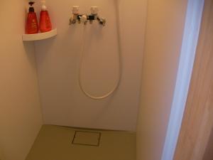 郡上市Gujo Cottage Ryukobashi no Hotori - Vacation STAY 88697v的一间带淋浴的浴室,墙上装有软管