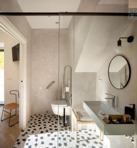 巴基奥SOLOA LANDETXEA的带浴缸和盥洗盆的浴室