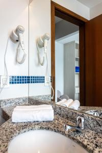 安格拉杜斯雷斯Pousada Casa da Praia Angra的一间带水槽和镜子的浴室