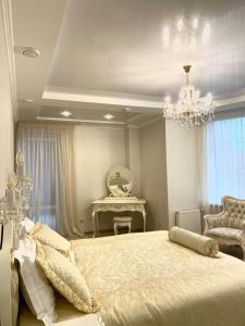 基辅索菲福斯科萨德酒店的一间卧室配有一张大床和一个吊灯。