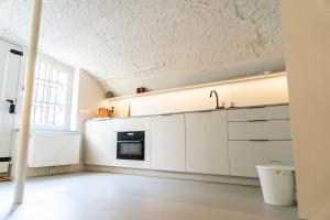 乌得勒支Vlinder's的厨房配有白色橱柜和天花板