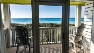 圣罗莎海滩水色度假酒店的阳台配有椅子,享有海景。