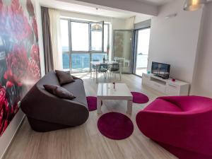 苏托莫雷苏托莫雷海堡公寓的客厅配有沙发和桌子
