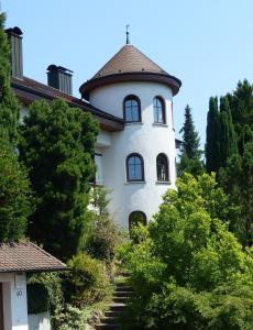 拉尔Schwarzwaldturmzimmer Lahr的上面有十字架的白色建筑