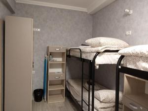 利沃夫Hostel "Гном & Gnome"的客房设有两张双层床和镜子