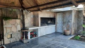 门多萨新别墅度假屋的庭院设有带炉灶的户外厨房。