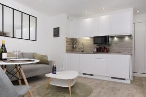 桑利斯Cocon Cosy Flat - Hyper-Centre Senlis的厨房以及带沙发和桌子的客厅。