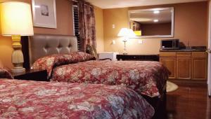 南安普敦Sea Haven Resort Motel的酒店客房,设有两张床和镜子