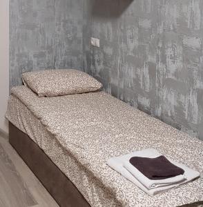 利沃夫Hostel "Гном & Gnome"的床上有一堆毛巾