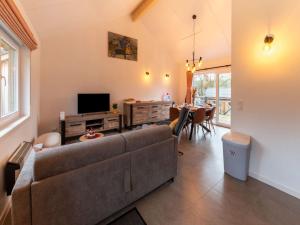 索姆勒兹Cosy chalet near Durbuy in nature的带沙发的客厅和用餐室