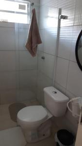 玛丽亚法里尼亚Maria Farinha casa的白色的浴室设有卫生间和窗户。