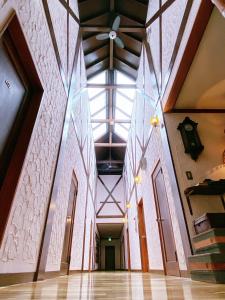 北斗市Lodge Atelier的建筑中空的走廊,天花板