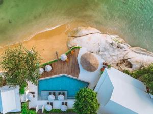 拉迈Rocky's Boutique Resort - Veranda Collection Samui - SHA Extra Plus的海滩上建筑物的顶部景观