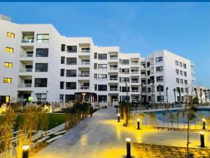 `Ezbet Shalabi el-RûdiPorto Said luxury hotel rentals的白色的大公寓楼,设有庭院