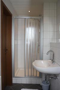 Gasthof-Pension Hunaustuben的一间浴室