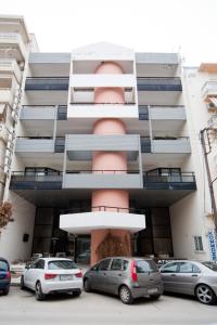 亚历山德鲁波利斯艾缇纳公寓酒店的停车场前面的艺术建筑