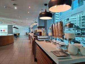 Holiday Inn Express & Suites Johor Bahru, an IHG Hotel餐厅或其他用餐的地方