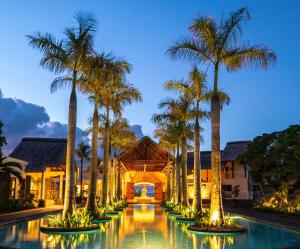 巴拉克拉瓦玛丽蒂姆毛里求斯水疗度假酒店的棕榈树和游泳池度假村
