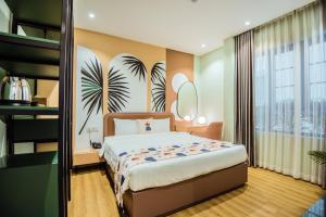 Palette Collect's Boutique Hotel Ha Long客房内的一张或多张床位