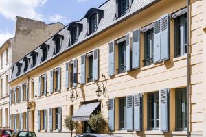 凡尔赛若德鲍姆酒店的街道上设有窗户和百叶窗的建筑