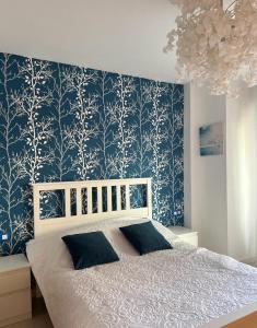 阿利坎特Casa Ojala的一间卧室配有一张蓝色和白色壁纸的床