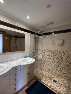 阿利坎特Casa Ojala的一间带水槽和镜子的浴室