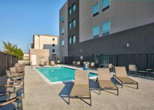 La Quinta Inn & Suites by Wyndham Dallas/Fairpark内部或周边的泳池