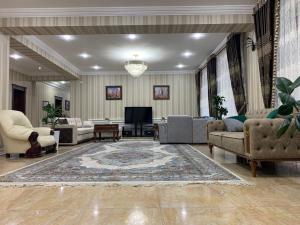 撒马尔罕Hotel City Samarkand的带沙发和电视的大型客厅