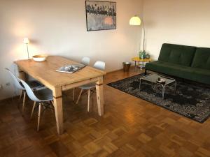 圣奥古斯丁Weitblick的客厅配有木桌和绿色沙发