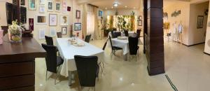 锡纳亚卡萨阿幕戈度假屋的一间配备有白色桌子和黑色椅子的用餐室