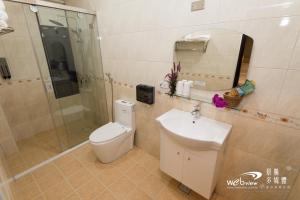 鹿野笔拉民宿的浴室配有卫生间、盥洗盆和淋浴。