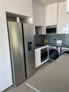 伊丽莎白港Flat 14 Block 6 Bellamare的厨房配有不锈钢冰箱和洗碗机