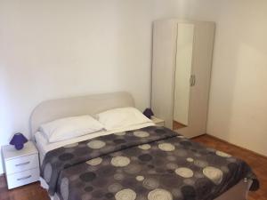 杜布罗夫尼克卡塔利纳客房酒店的一间小卧室,配有一张床和镜子