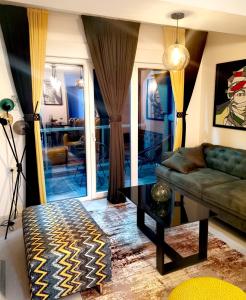 什蒂普Sandev Apartments的客厅配有沙发和桌子