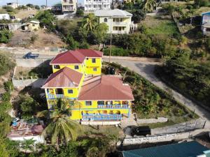 CanouanBay View Studio Apartment 3B - Canouan Island的屋顶黄色房子的顶部景色