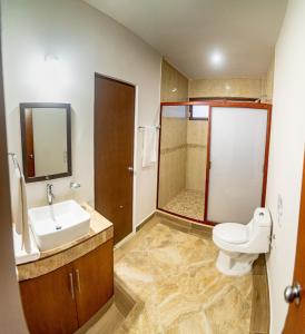 女人岛Villas Najo' Isla Mujeres.的浴室配有卫生间、盥洗盆和淋浴。
