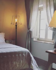皮恩扎Vento d’Orcia的一间卧室设有一张床和一个窗口