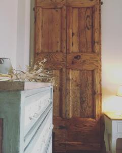 皮恩扎Vento d’Orcia的木柜,位于房间角落