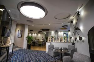 卡萨布兰卡Gray Boutique Hotel Casablanca的客厅设有天花板和大型灯具