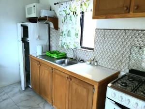 CanouanBay View Studio Apartment 3B - Canouan Island的一间带水槽和冰箱的小厨房