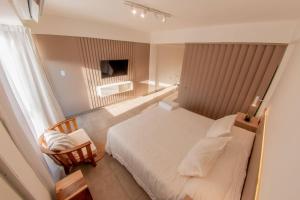 拉里奥哈Decom Suites的配有一张床和一把椅子的酒店客房