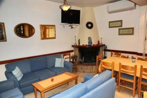 特尔斐卡斯特里酒店的客厅设有蓝色的沙发和壁炉