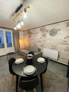 维拉尔-德朗Appartement chic et cosy au pied du village的客厅配有黑色的桌子和椅子