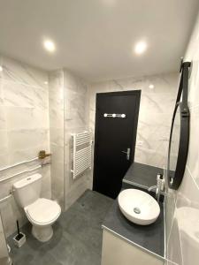 维拉尔-德朗Appartement chic et cosy au pied du village的白色的浴室设有卫生间和水槽。