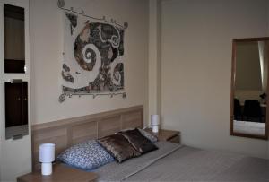 克莱佩达Guest House Gero Vėjo Namai的卧室配有一张床,墙上挂着一幅画