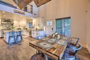 佩森Cabin 404 - Payson Getaway with Deck and Mtn Views!的一个带木桌和椅子的大厨房
